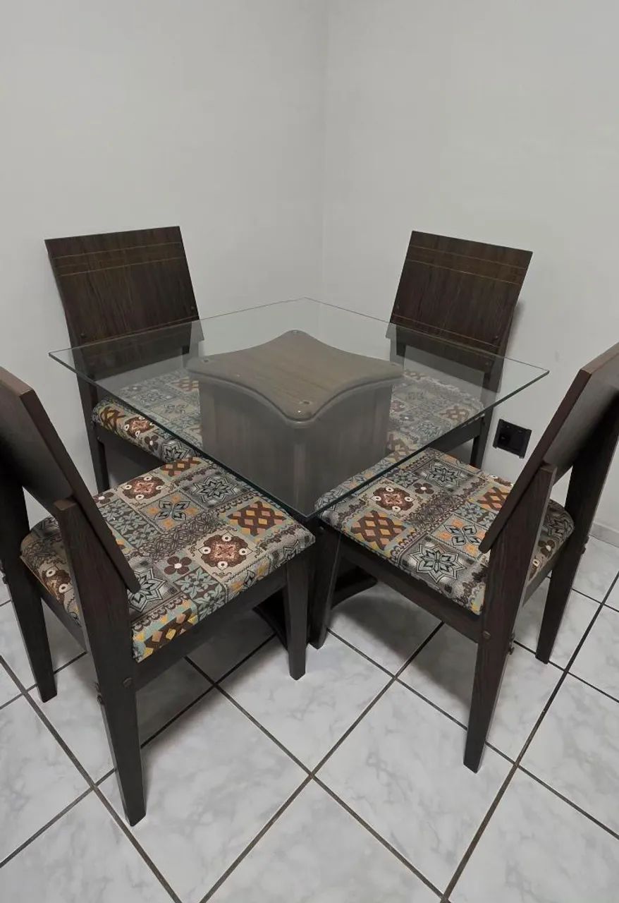 Mesa (120x120) e cadeiras estofadas