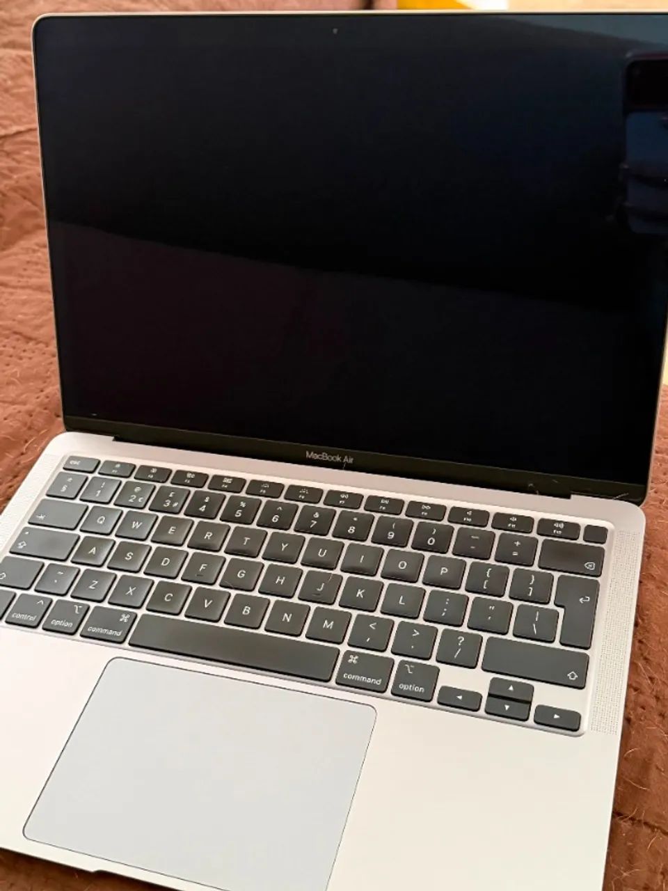Macbook Air Retina 13" 2020 - Inter Core i3 - 8 GB RAM - SSD 256 GB  - Foto 2