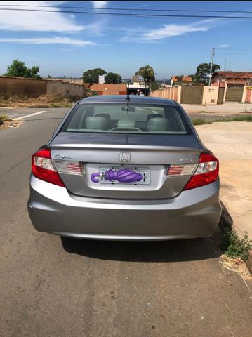 Civic 13-14 Carro tomado de financiamento, sem sinistro , sem batida 4 pneus novos - Foto 5