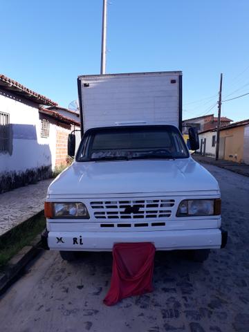 Vendo esse carro d20 .bau .emplacada ano 86