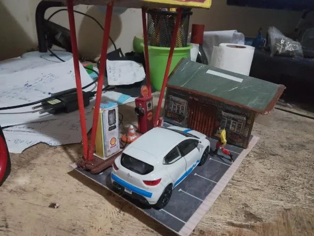 vendo miniatura de metal 1:32  renaut clio com diorama artesanal na promoção - Foto 3
