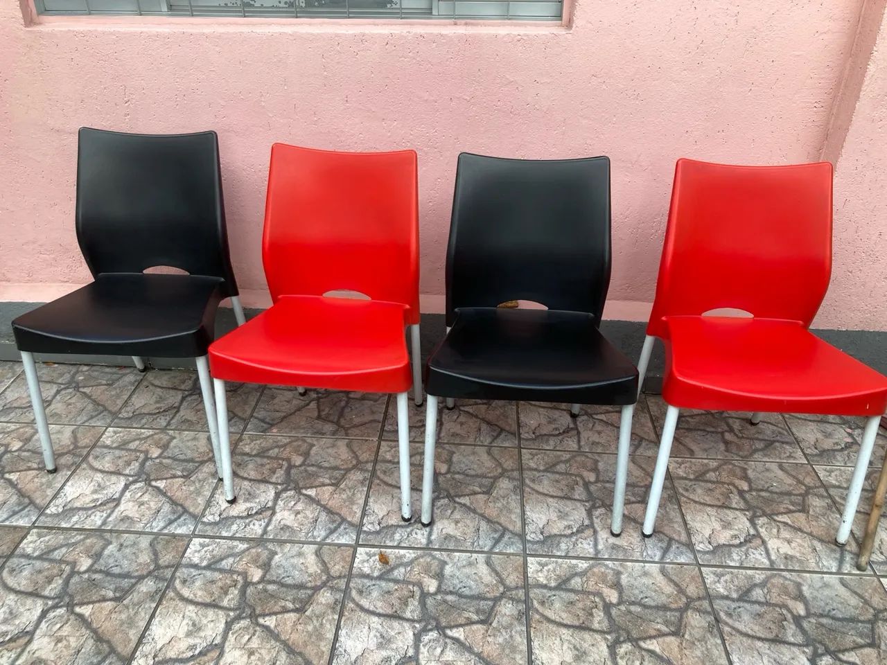 Cadeira Malba resistente e empilháveis 