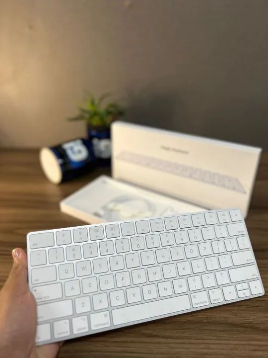 Teclado Apple  Magic Keyboard Model A1644 Cor branco Acompanha caixa E cabo  - Foto 4
