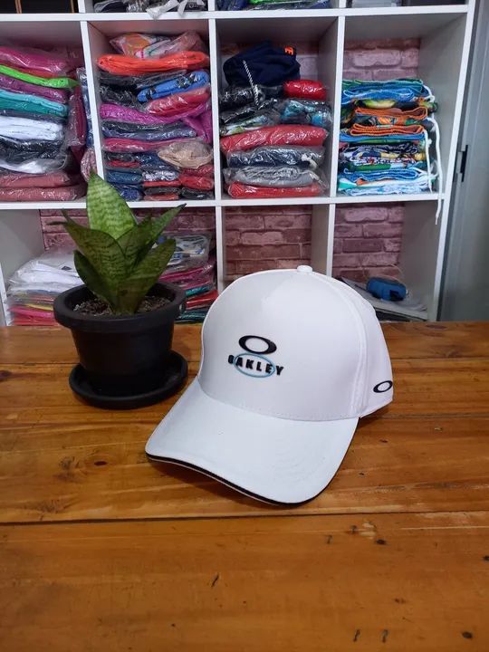 Bonés brancos várias marcas 