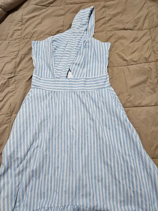 Vestido listrado azul e branco