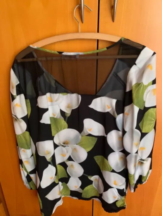 Blusa de seda preta com lírios brancos  - Foto 2