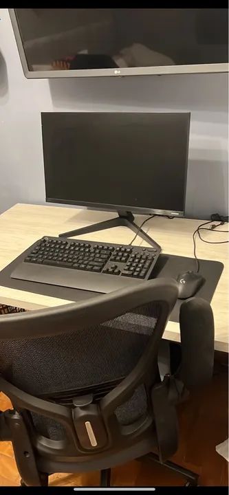 Monitor com suporte articulado e perifericos Logitech 