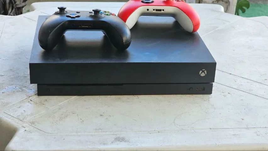 Xbox One X 4k + 2 controles - Foto 4