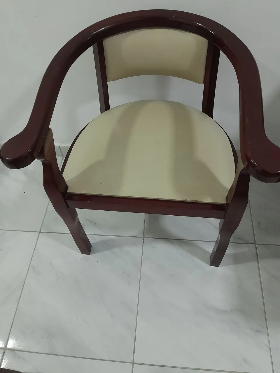 Cadeira de madeira com design elegante