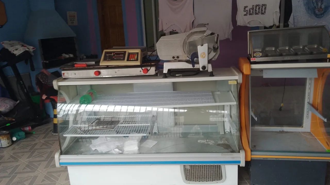Balcão e Máquina de Fatiar para Comércio
