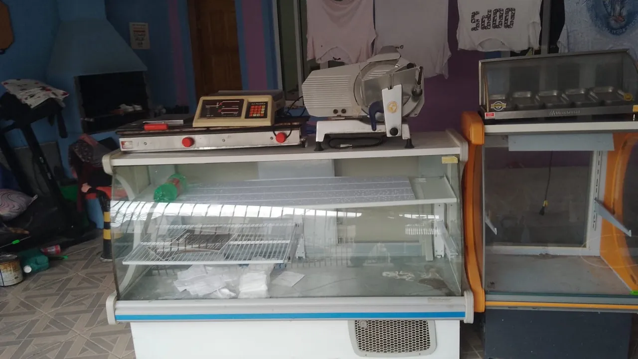 Balcão e Máquina de Fatiar para Comércio