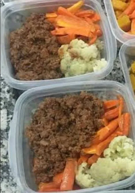 Marmita com carne, brócolis e cenoura