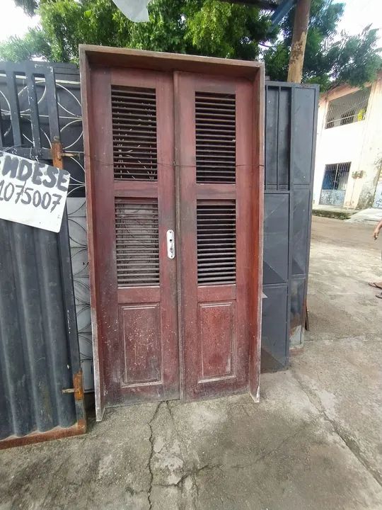 Porta de madeira maciça em ótimo estado