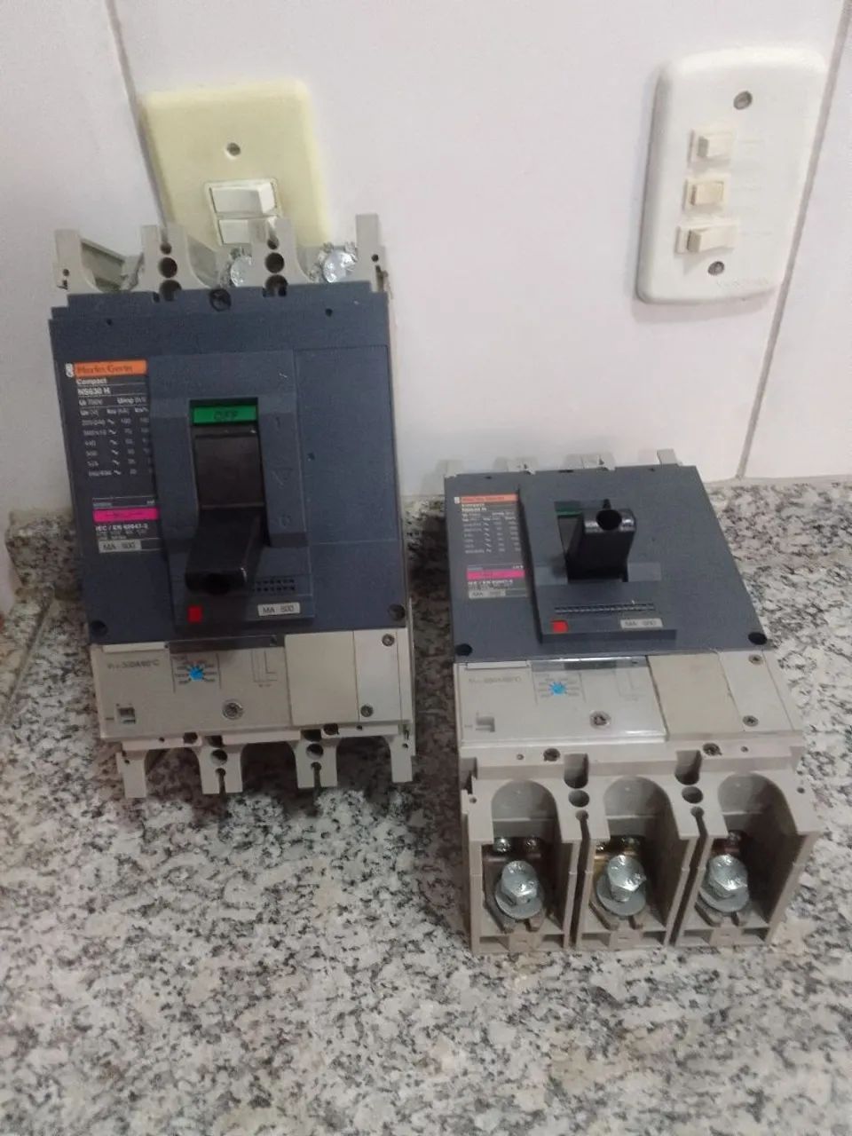 2 Disjuntores Caixa Moldada 500 AMP.