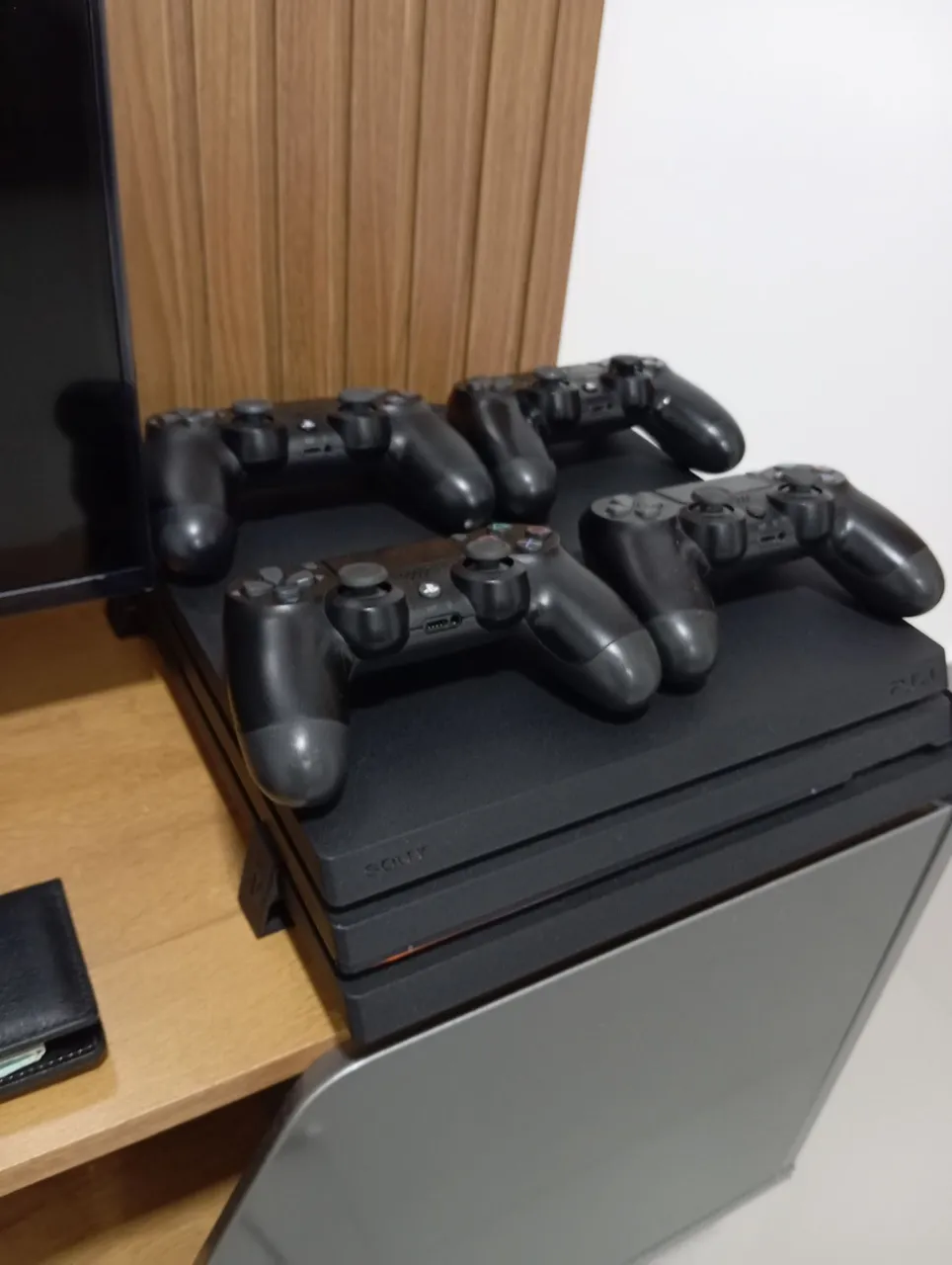 Playstation 4 PRO com 4 controles