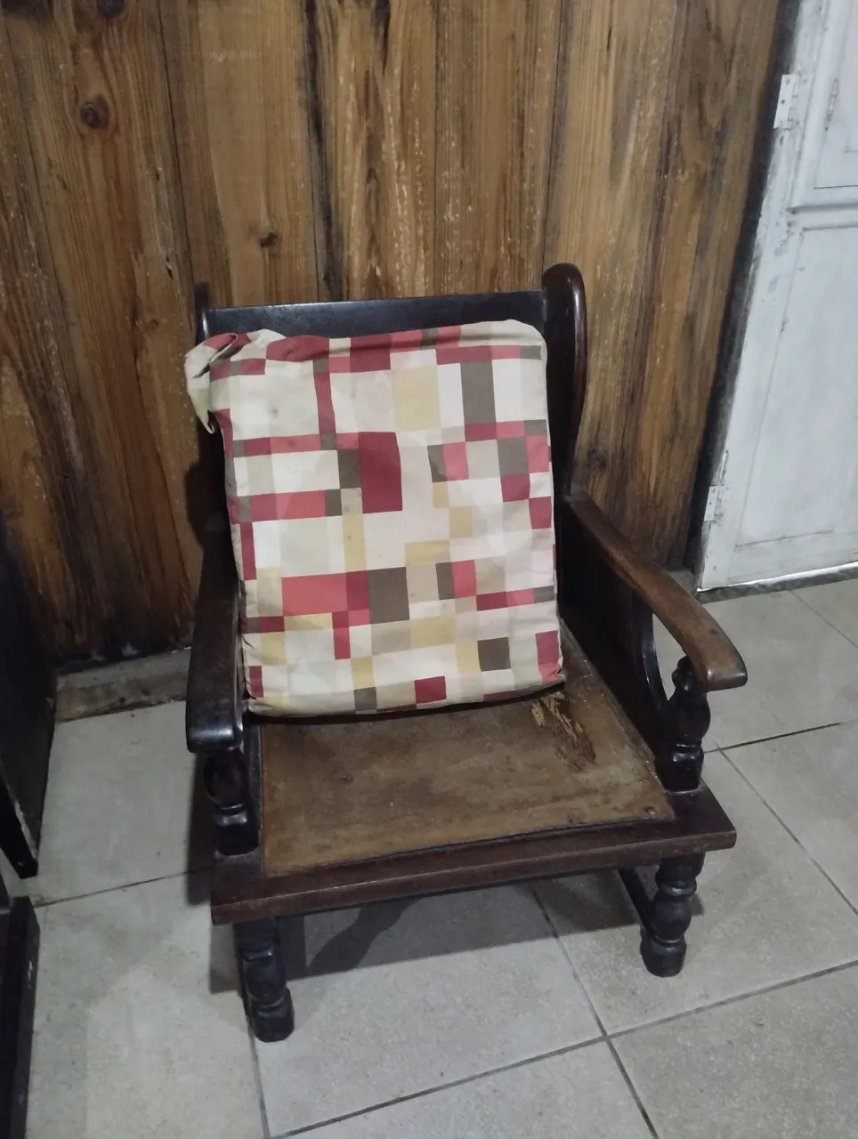 Poltrona de madeira com almofada