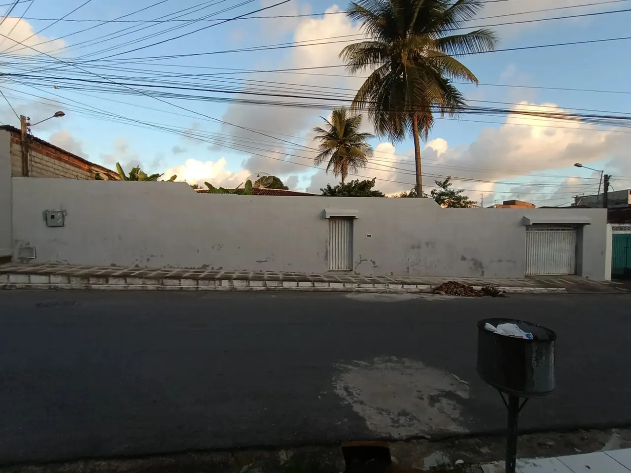 Casa 4/4 com terreno de 960 m² em Rua Asfaltada Preço Incomparável R$ 615.000,00