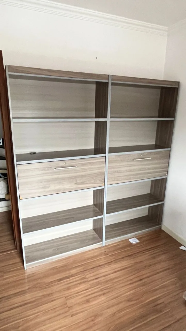 Estante de livros (amplas e funcionais)