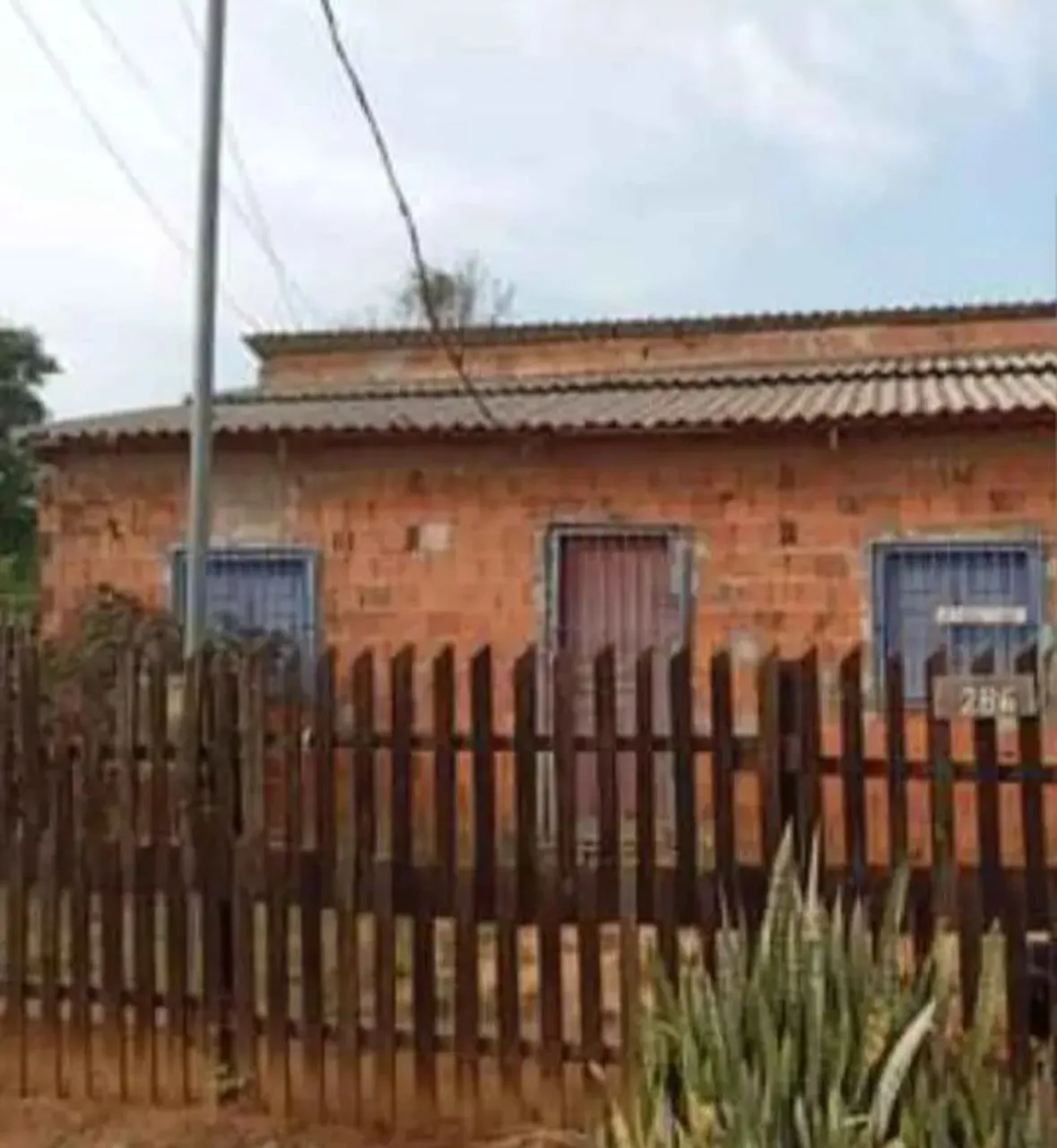 Vende-se uma casa