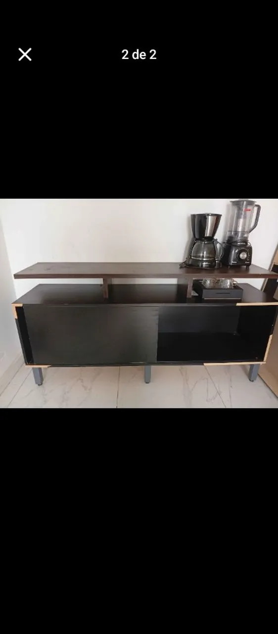Rack Preto com Prateleira e Detalhes