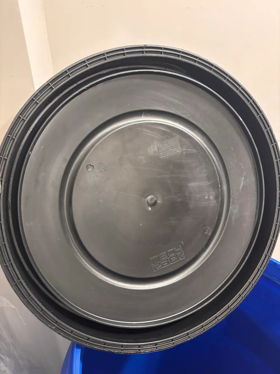 Blue plastic drum64385922920705122