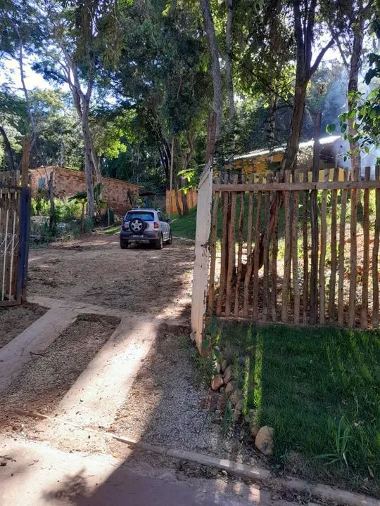 Sítio com casa e área verde em condomínio fechado