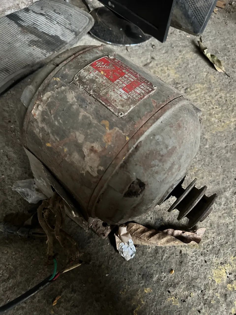 Motor trifásico antigo muitos anos parado 3HP 3600rpm fotos reais liguei funcionando  - Foto 2