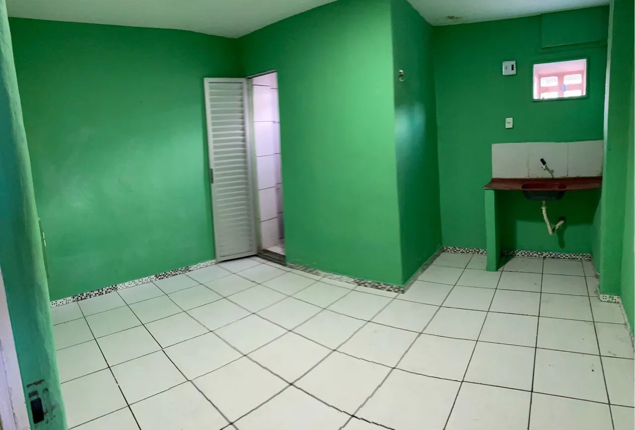 Kitnet na Praça 14 com água e luz incluso ao lado da Uninorte 