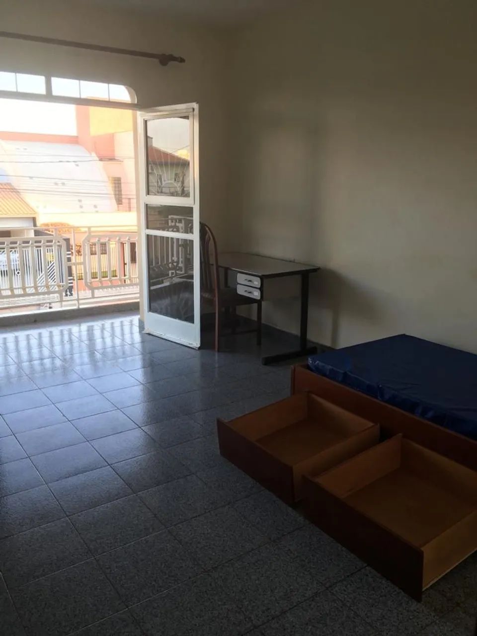 SEM VAGA. Alugo quarto mobiliado. Ambiente predominantemente masculino. - Foto 2