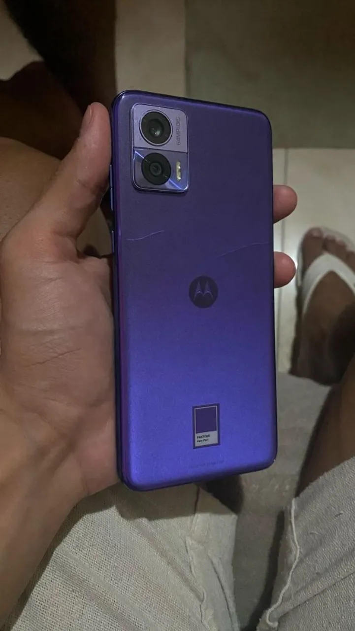 Vendo um celular Motorola E 30 de 256 m com OBS tem dois a ranhois a trais do celular que