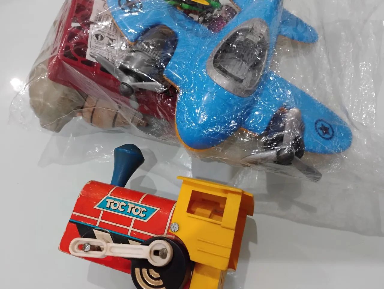 Avião e Trem de Brinquedo