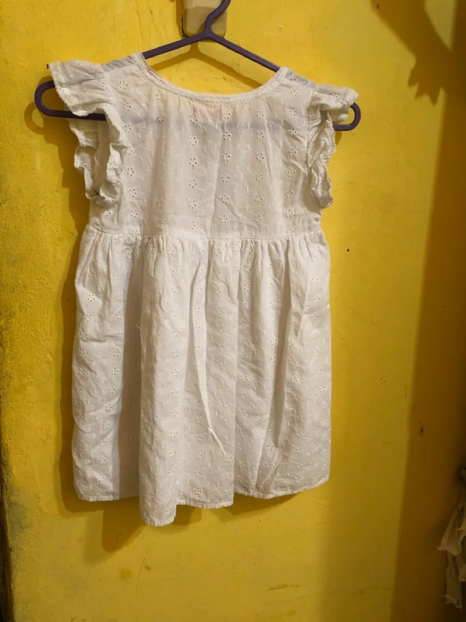 Vestido branco infantil com detalhes em bordado inglês