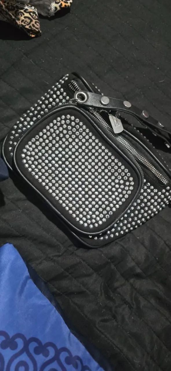 Bolsa de ombro preta com detalhes em strass