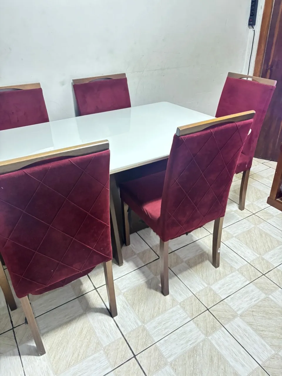 Mesa de Jantar com 4 Cadeiras Estofadas