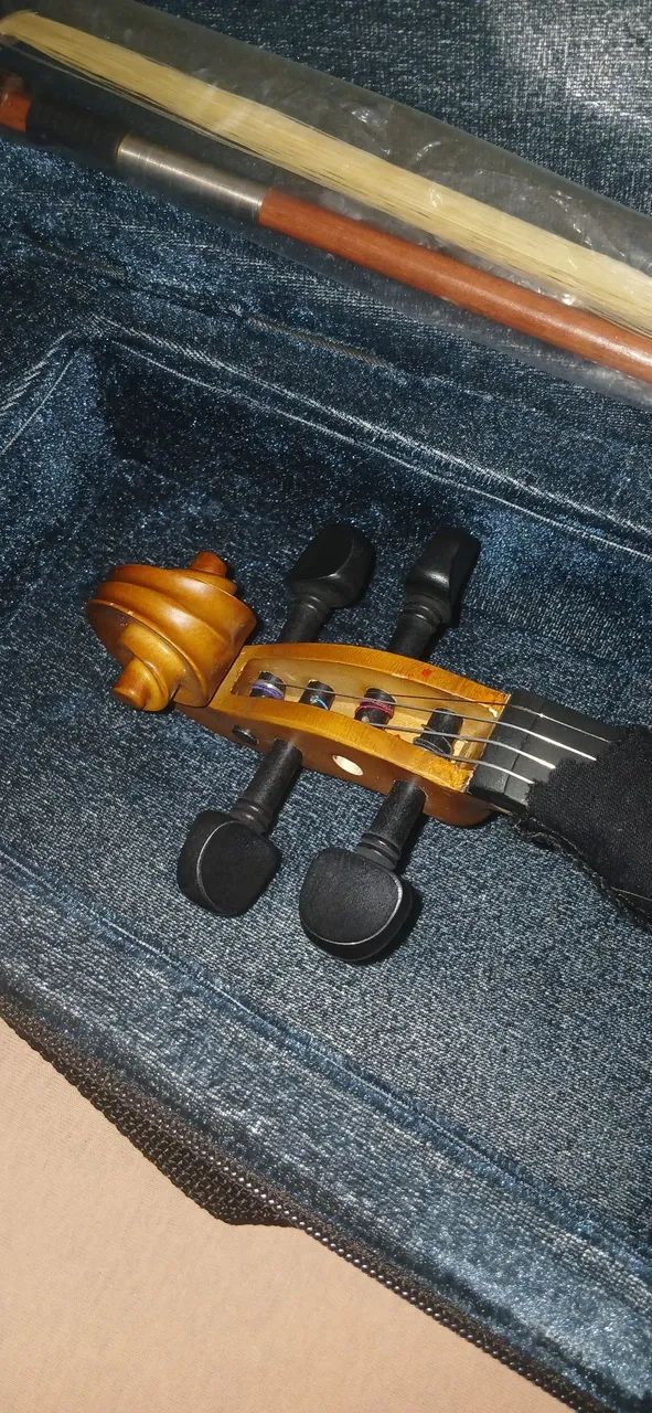Violino novo e suporte partitura e violão  - Foto 5