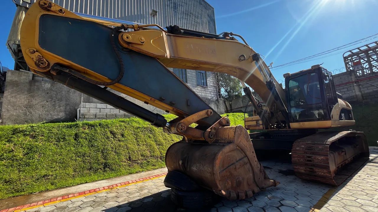 Escavadeira CAT 330