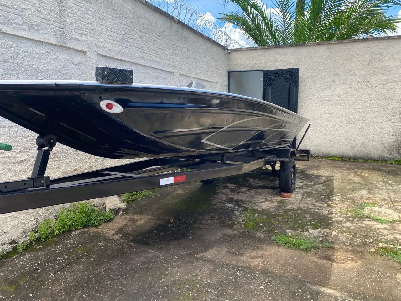 Lancha 6 metros na cor preta com detalhes pratas e acompanha berço| Nova - Foto 2