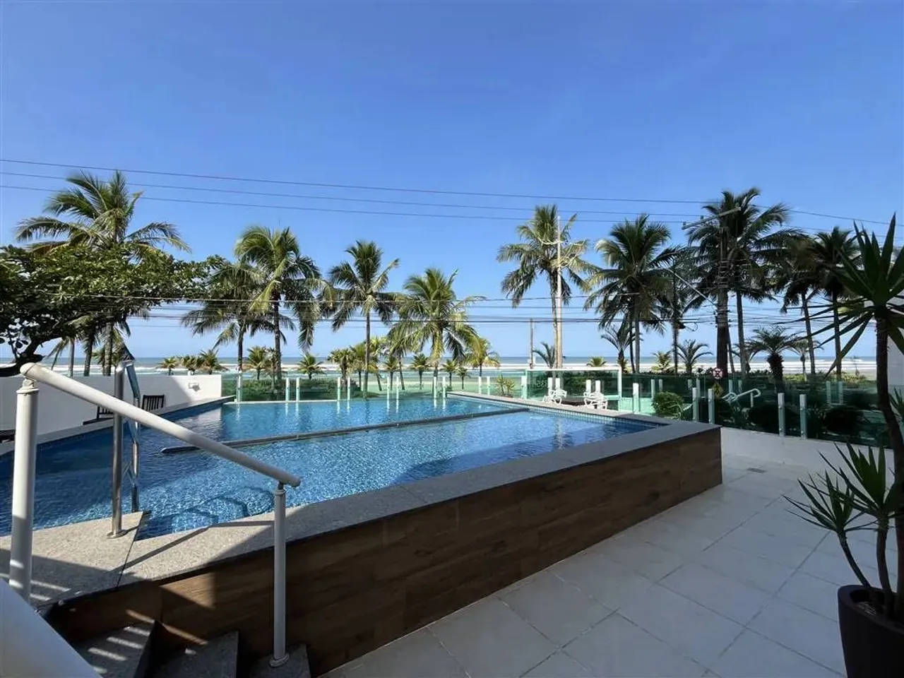 Apartamento FRENTE MAR com 02 dormitórios no Flórida em Praia Grande - SP.