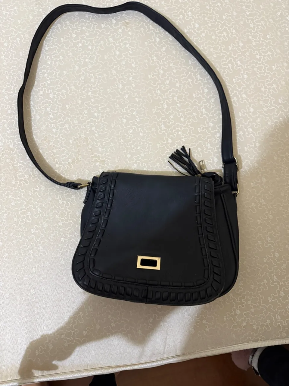 Bolsa de ombro preta com detalhes