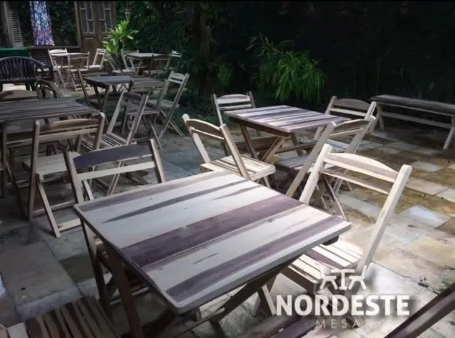 Mesa e cadeiras