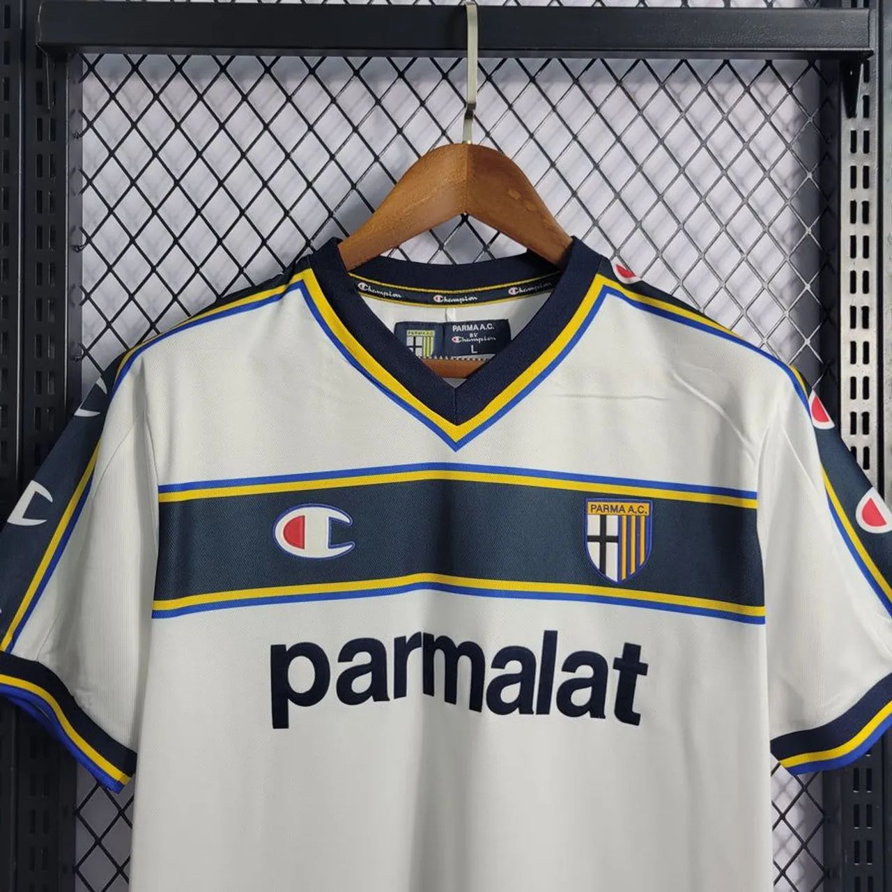 CAMISETA DE TIME RETRO PARMA 2002/2003.   Tamanho: GG<br>RETRO PARMA 2002/2003 - Foto 4