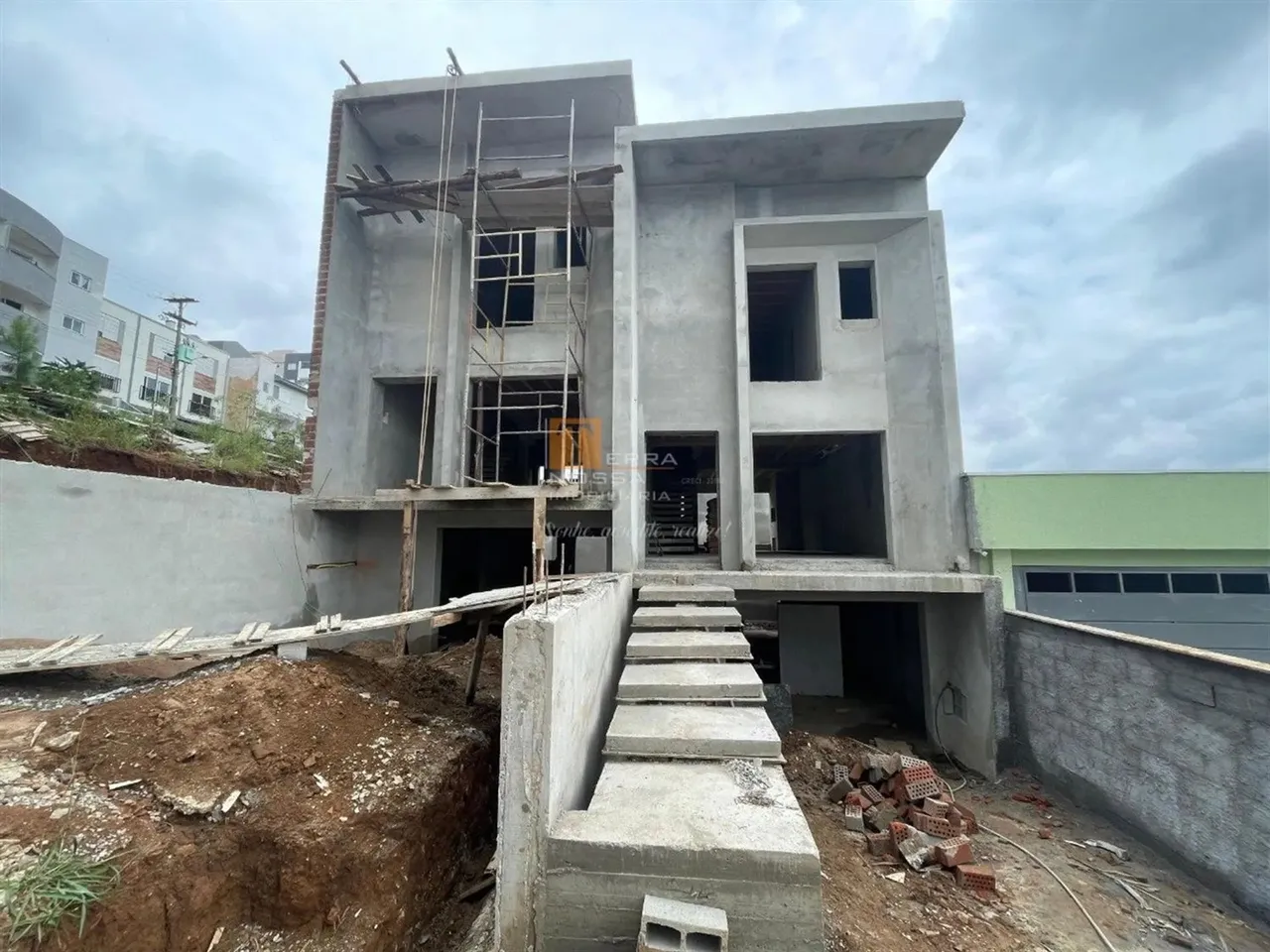 Sobrado NOVO à venda no bairro Colina Sorriso - RS. Com 03 dormitórios, 01 suíte, 3 banhei