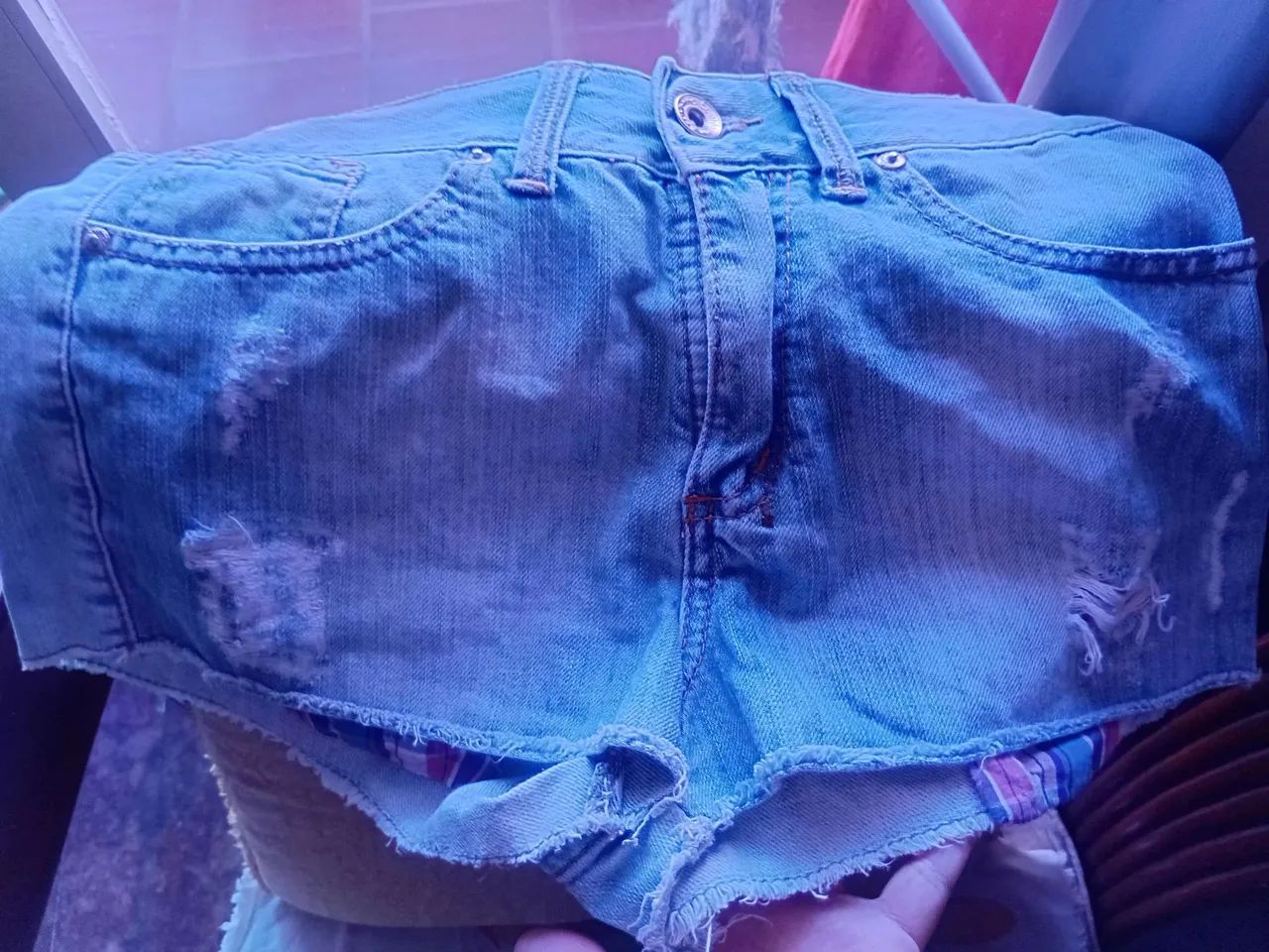 Short jeans com telhes nos bolsos em xadrez  - Foto 5