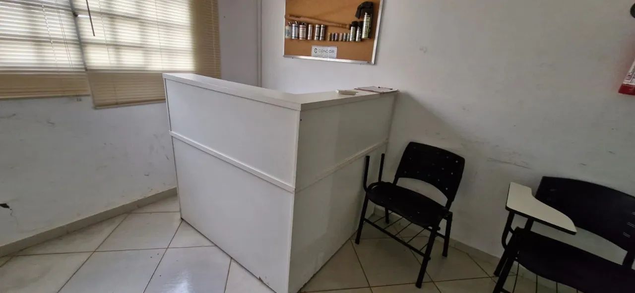 Balcão comercial branco em ótimo estado