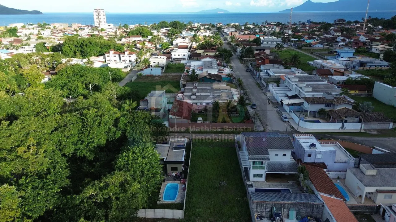 Terreno de 360 metros quadrados, próximo a praia