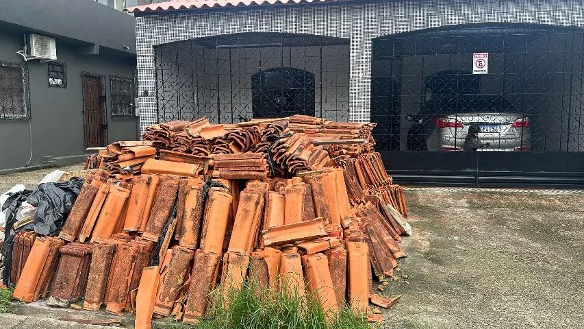 Vendo em torno de 2.500 a 3000 telhas plan em perfeito estado,frete por conta do comprador