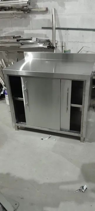 Balcão de Aço Inox com Pia Integrada - Design Moderno e Durável