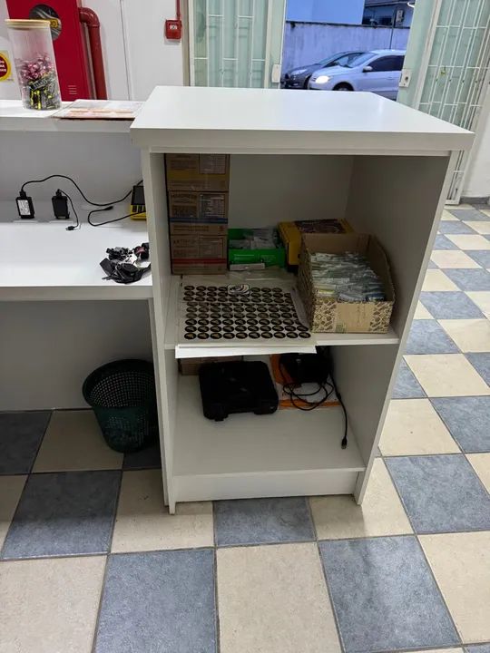Balcão atendimento branco com Prateleiras - ótimo estado - Foto 2