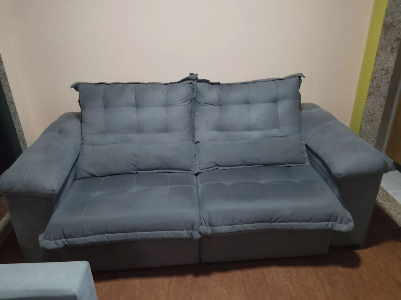 Sofá confortável e moderno 