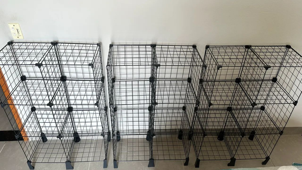 3 estantes (Colmeias) para estoque de roupas 